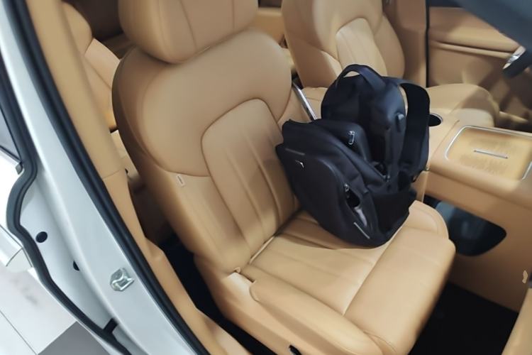Used VOYAH Dream 2025 PHEV Four-Wheel Drive Prestige Kunpeng Edition Right Front Seat