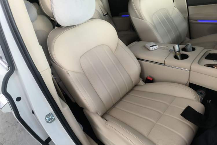 Used VOYAH Dream 2025 PHEV Four-Wheel Drive Prestige Kunpeng Edition Right Front Seat