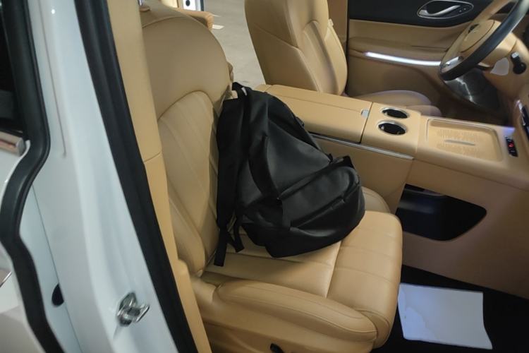 Used VOYAH Dream 2025 PHEV Four-Wheel Drive Prestige Kunpeng Edition Right Front Seat