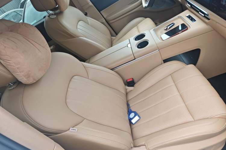 Used VOYAH Dream 2025 PHEV Four-Wheel Drive Prestige Kunpeng Edition Right Front Seat