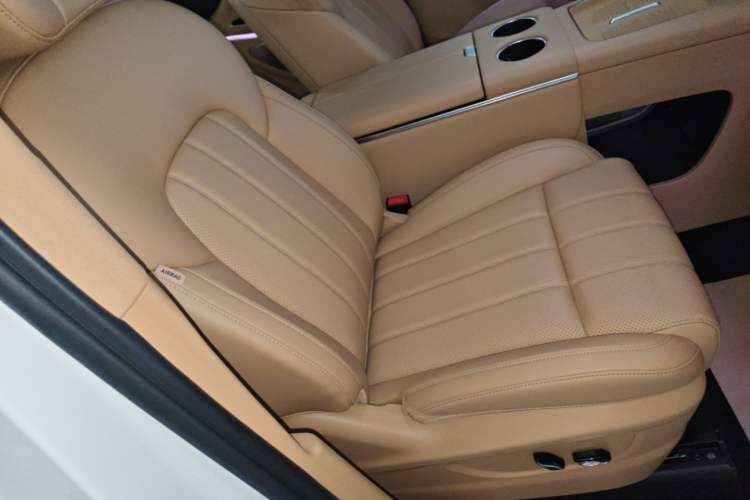 Used VOYAH Dream 2025 PHEV Four-Wheel Drive Prestige Kunpeng Edition Right Front Seat
