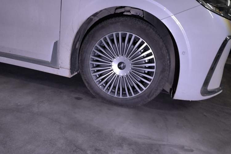 Used VOYAH Dream 2025 PHEV Four-Wheel-Drive Flagship Version – Qiankun Edition Right Front Wheel Hub
