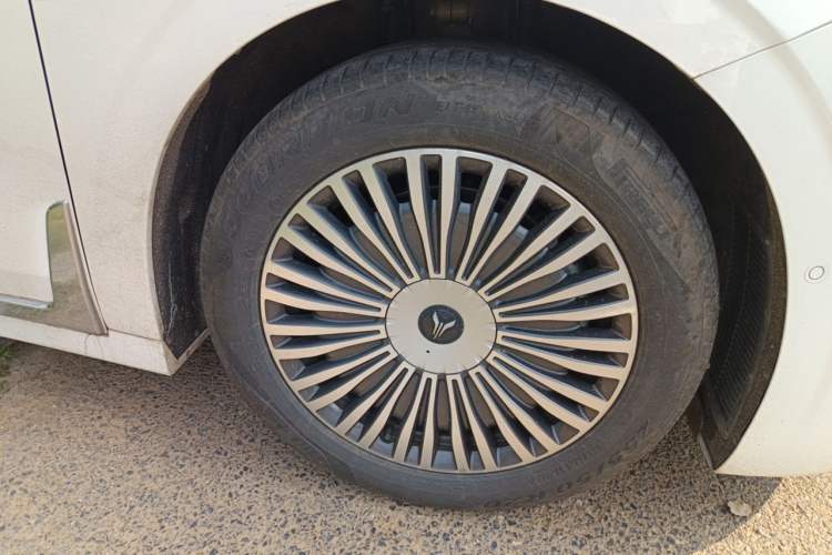 Used VOYAH Dream 2025 PHEV Four-Wheel-Drive Flagship Kunpeng Edition Right Front Wheel Hub