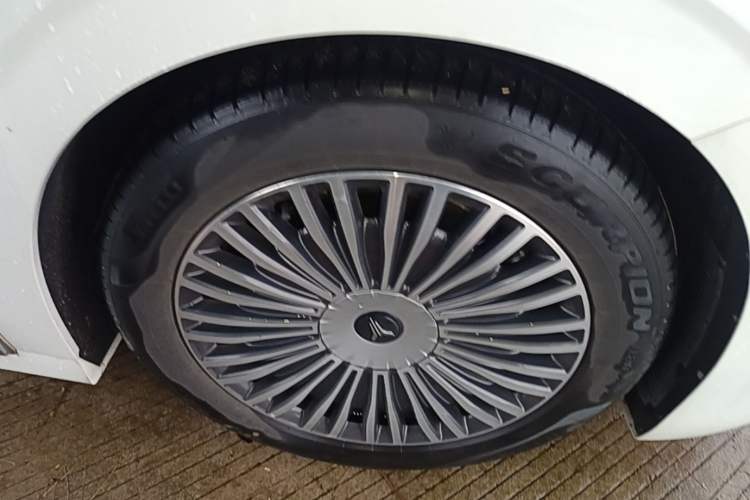 Used VOYAH Dream 2025 PHEV Four-Wheel-Drive Flagship Version – Qiankun Edition Right Front Wheel Hub