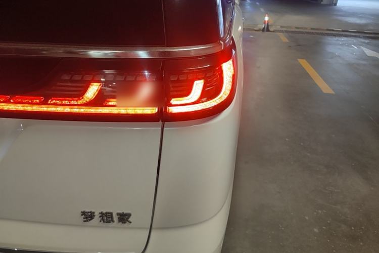 Used VOYAH Dream 2025 PHEV Four-Wheel Drive Prestige Kunpeng Edition Right Rear Taillight