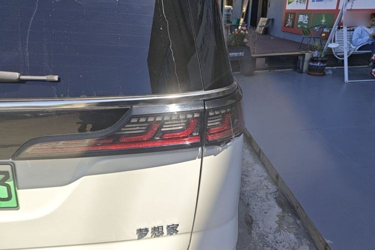 Used VOYAH Dream 2025 PHEV Four-Wheel-Drive Flagship Kunpeng Edition Right Rear Taillight