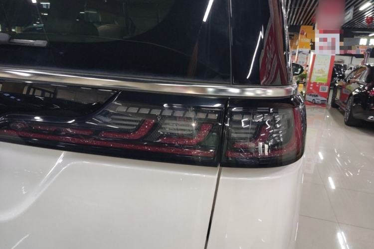 Used VOYAH Dream 2025 PHEV Four-Wheel Drive Prestige Kunpeng Edition Right Rear Taillight