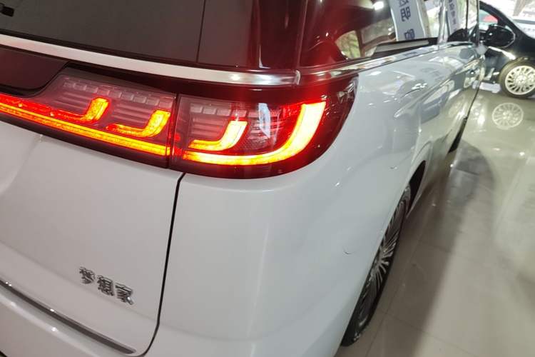 Used VOYAH Dream 2025 PHEV Four-Wheel Drive Prestige Kunpeng Edition Right Rear Taillight