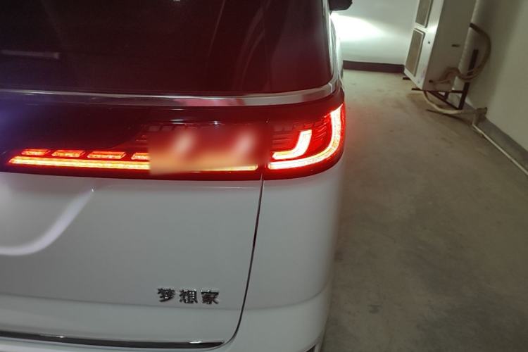 Used VOYAH Dream 2025 PHEV Four-Wheel Drive Prestige Kunpeng Edition Right Rear Taillight