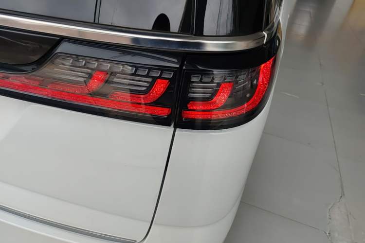 Used VOYAH Dream 2025 PHEV Four-Wheel-Drive Flagship Kunpeng Edition Right Rear Taillight