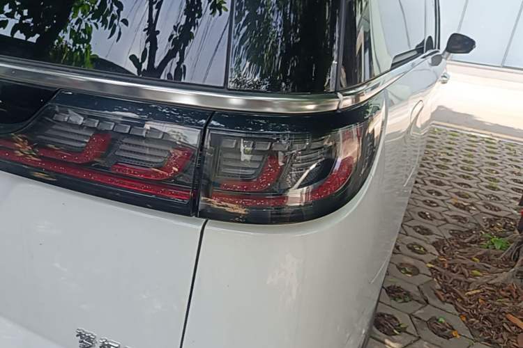 Used VOYAH Dream 2025 PHEV Four-Wheel Drive Excellence Kunpeng Edition Right Rear Taillight