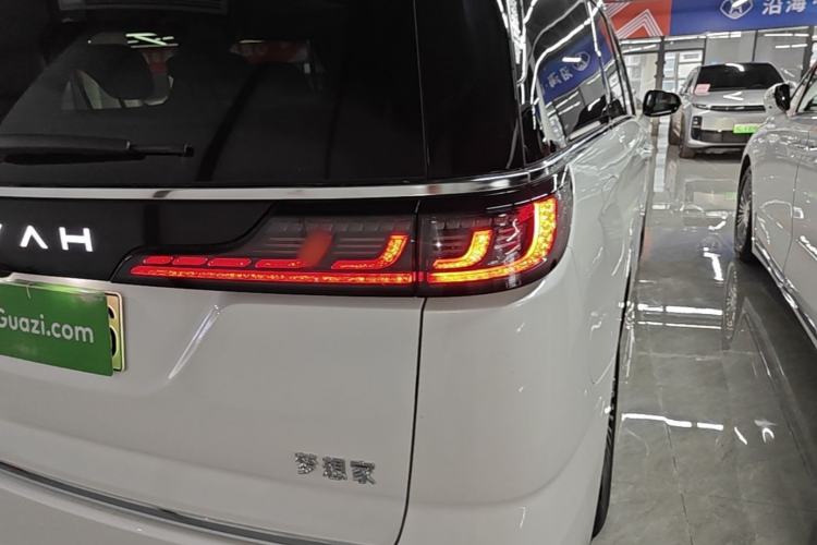 Used VOYAH Dream 2025 PHEV Four-Wheel Drive Prestige Kunpeng Edition Right Rear Taillight