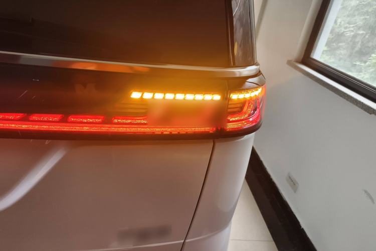 Used VOYAH Dream 2025 PHEV Four-Wheel Drive Prestige Kunpeng Edition Right Rear Taillight