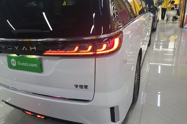 Used VOYAH Dream 2025 PHEV Four-Wheel Drive Prestige Kunpeng Edition Right Rear Taillight