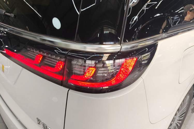 Used VOYAH Dream 2025 PHEV Four-Wheel Drive Prestige Kunpeng Edition Right Rear Taillight