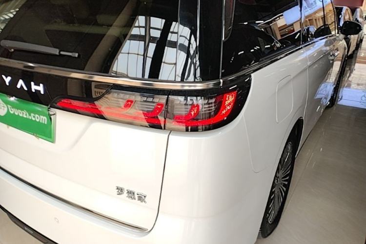 Used VOYAH Dream 2025 PHEV Four-Wheel-Drive Flagship Kunpeng Edition Right Rear Taillight