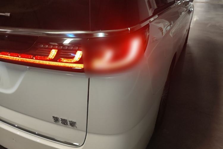 Used VOYAH Dream 2025 PHEV Four-Wheel Drive Prestige Kunpeng Edition Right Rear Taillight