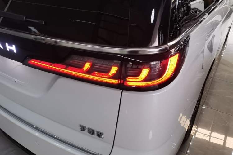 Used VOYAH Dream 2025 PHEV Four-Wheel Drive Prestige Kunpeng Edition Right Rear Taillight