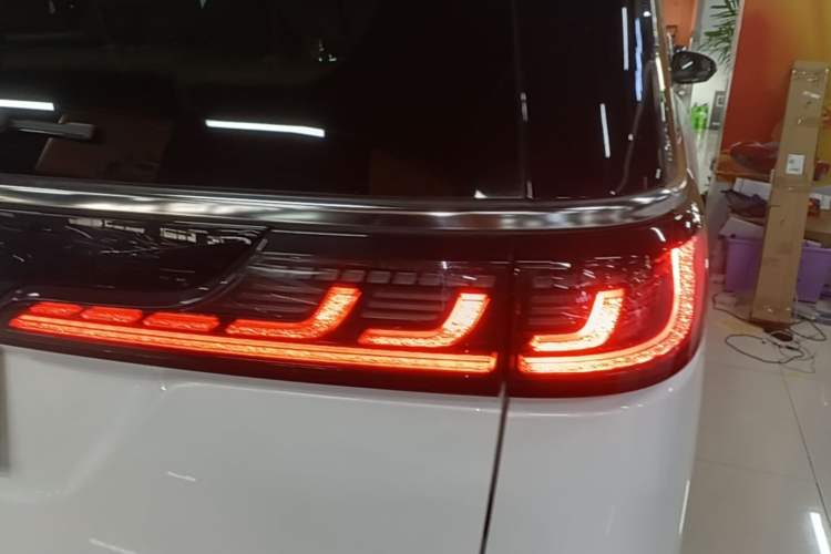 Used VOYAH Dream 2025 PHEV Four-Wheel-Drive Flagship Kunpeng Edition Right Rear Taillight