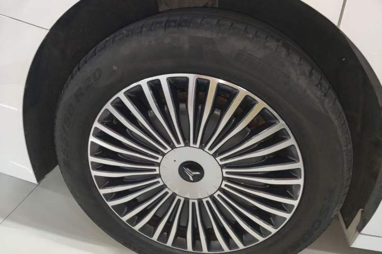Used VOYAH Dream 2025 PHEV Four-Wheel Drive Prestige Kunpeng Edition Right Rear Wheel Hub