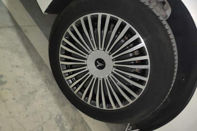 Used VOYAH Dream 2025 PHEV Four-Wheel Drive Prestige Kunpeng Edition Right Rear Wheel Hub