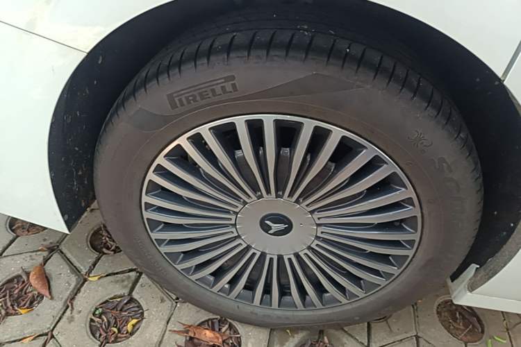 Used VOYAH Dream 2025 PHEV Four-Wheel Drive Excellence Kunpeng Edition Right Rear Wheel Hub
