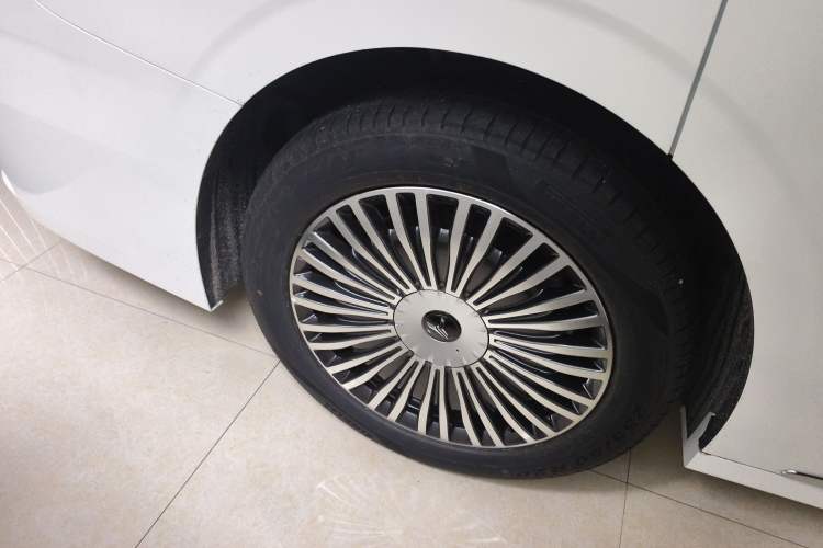 Used VOYAH Dream 2025 PHEV Four-Wheel Drive Prestige Kunpeng Edition Right Rear Wheel Hub