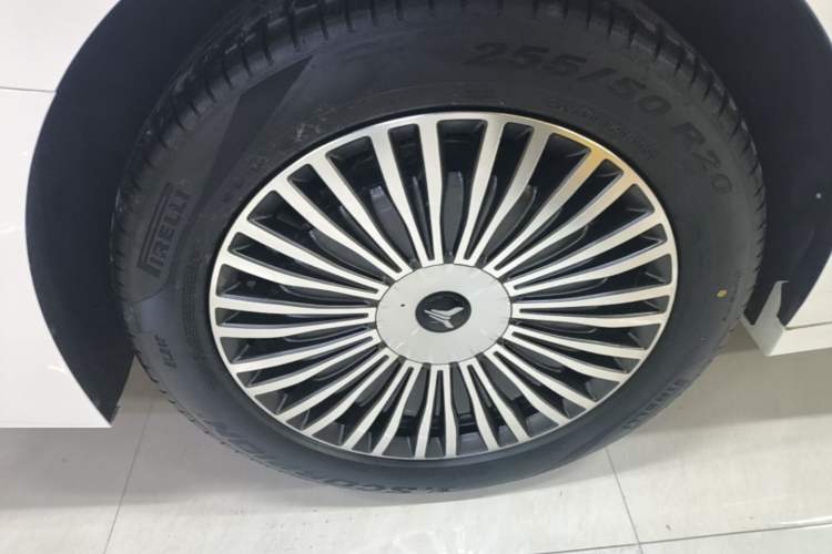 Used VOYAH Dream 2025 PHEV Four-Wheel Drive Prestige Kunpeng Edition Right Rear Wheel Hub