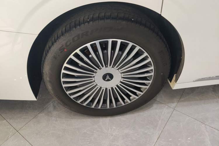 Used VOYAH Dream 2025 PHEV Four-Wheel Drive Prestige Kunpeng Edition Right Rear Wheel Hub