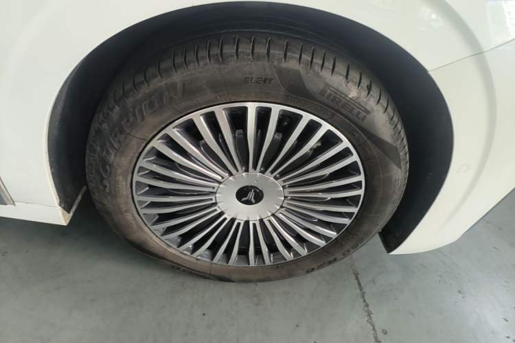 Used VOYAH Dream 2025 PHEV Four-Wheel Drive Prestige Kunpeng Edition Right Rear Wheel Hub