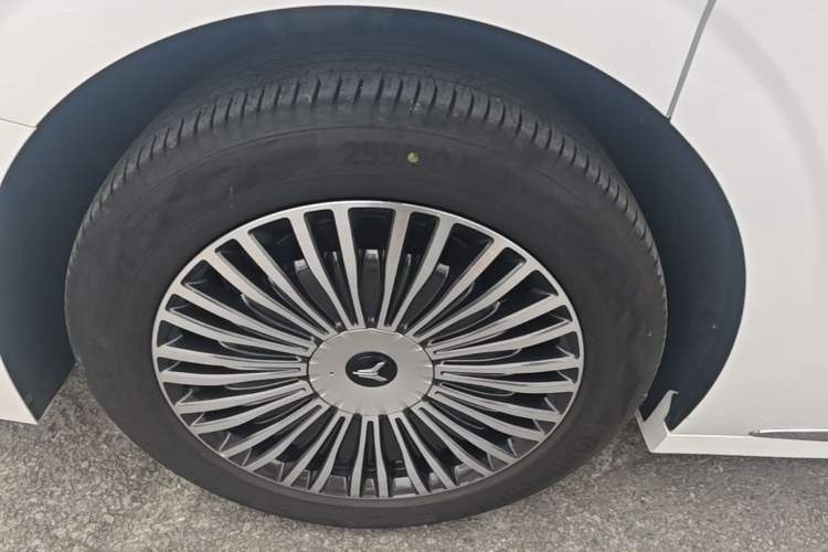 Used VOYAH Dream 2025 PHEV Four-Wheel Drive Prestige Kunpeng Edition Right Rear Wheel Hub