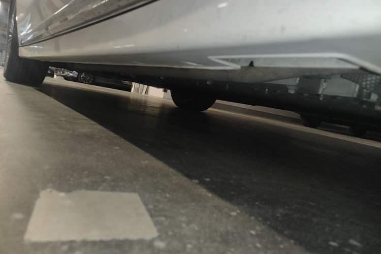 Used VOYAH Dream 2025 PHEV Four-Wheel Drive Prestige Kunpeng Edition Right Side Sill