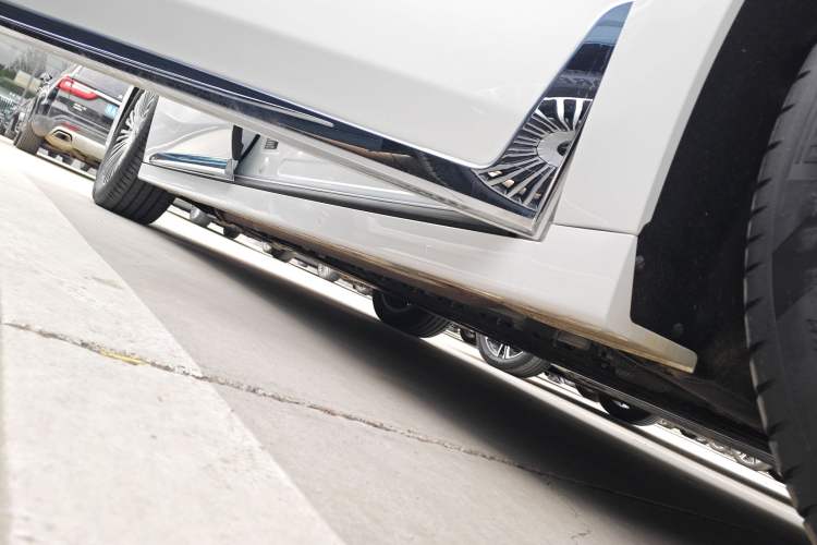 Used VOYAH Dream 2025 PHEV Four-Wheel-Drive Flagship Kunpeng Edition Right Side Sill