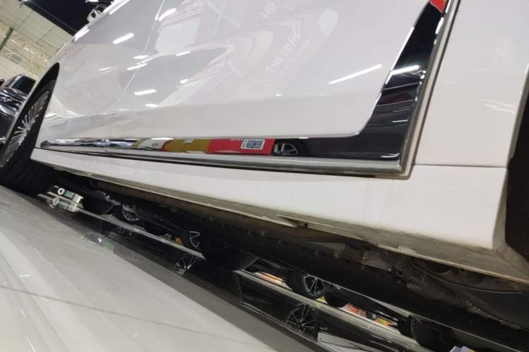 Used VOYAH Dream 2025 PHEV Four-Wheel Drive Prestige Kunpeng Edition Right Side Sill