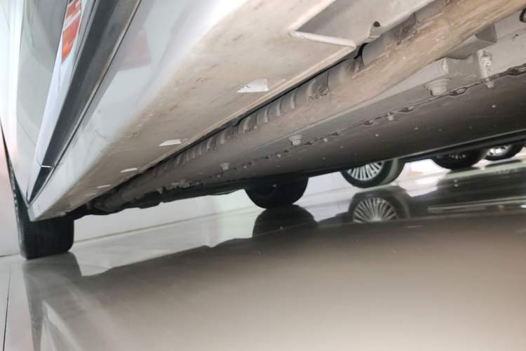 Used VOYAH Dream 2025 PHEV Four-Wheel Drive Prestige Kunpeng Edition Right Side Sill