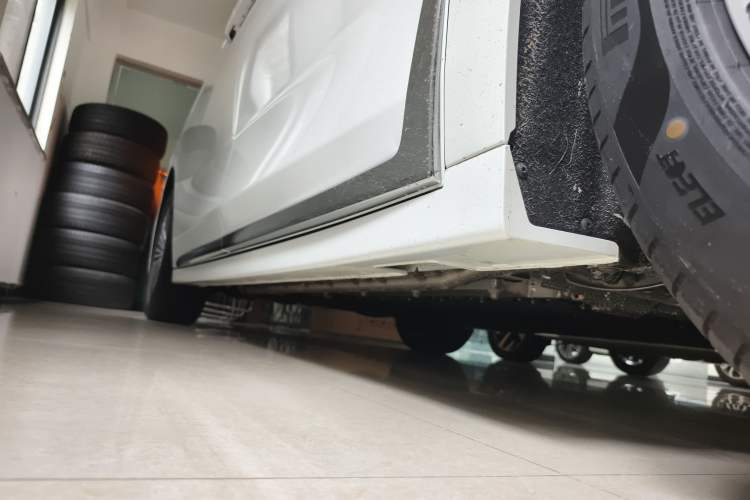 Used VOYAH Dream 2025 PHEV Four-Wheel Drive Prestige Kunpeng Edition Right Side Sill