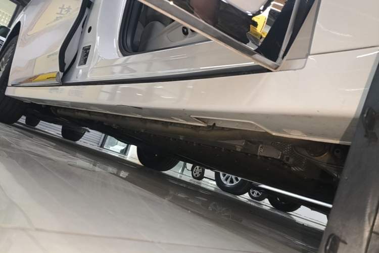 Used VOYAH Dream 2025 PHEV Four-Wheel Drive Prestige Kunpeng Edition Right Side Sill
