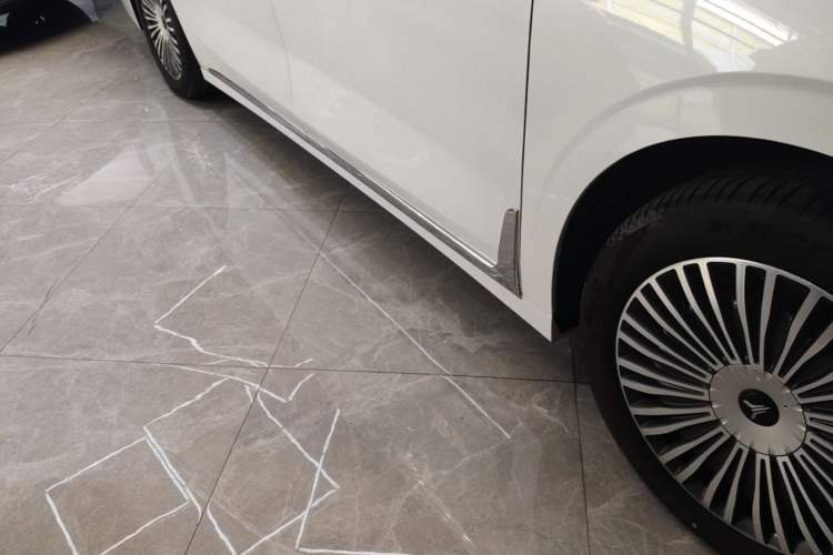 Used VOYAH Dream 2025 PHEV Four-Wheel Drive Prestige Kunpeng Edition Right Side Sill