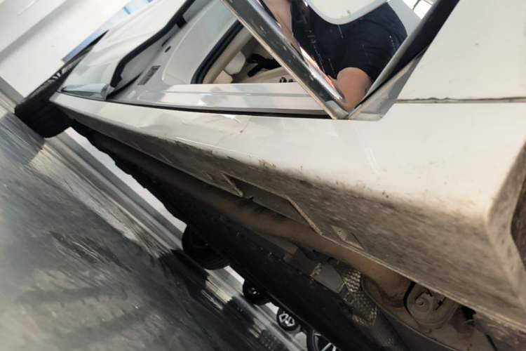 Used VOYAH Dream 2025 PHEV Four-Wheel Drive Prestige Kunpeng Edition Right Side Sill