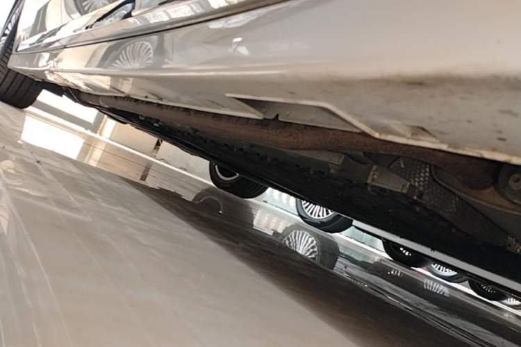 Used VOYAH Dream 2025 PHEV Four-Wheel-Drive Flagship Kunpeng Edition Right Side Sill