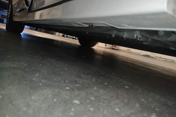 Used VOYAH Dream 2025 PHEV Four-Wheel Drive Prestige Kunpeng Edition Right Side Sill