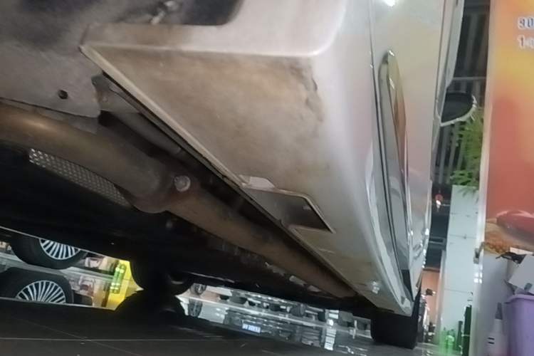 Used VOYAH Dream 2025 PHEV Four-Wheel-Drive Flagship Kunpeng Edition Right Side Sill