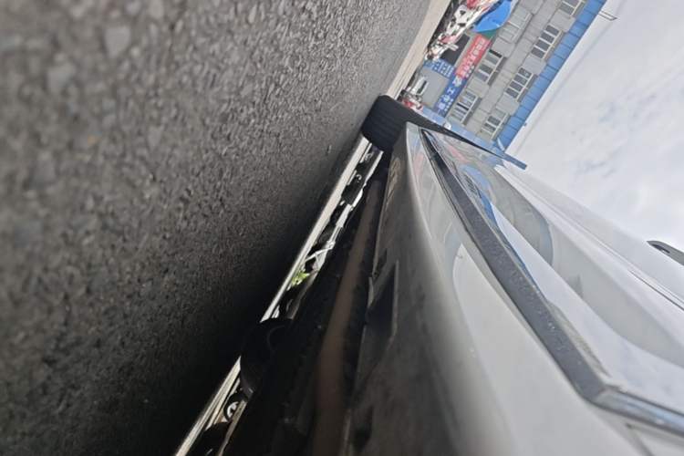 Used VOYAH Dream 2025 PHEV Four-Wheel Drive Prestige Kunpeng Edition Right Side Sill