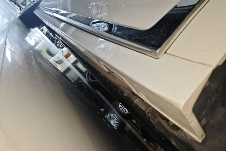 Used VOYAH Dream 2025 PHEV Four-Wheel Drive Prestige Kunpeng Edition Right Side Sill