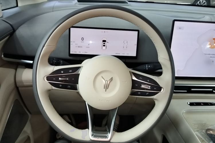 Used VOYAH Dream 2025 PHEV Four-Wheel Drive Prestige Kunpeng Edition Steering Wheel
