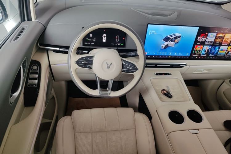 Used VOYAH Dream 2025 PHEV Four-Wheel-Drive Flagship Kunpeng Edition Steering Wheel
