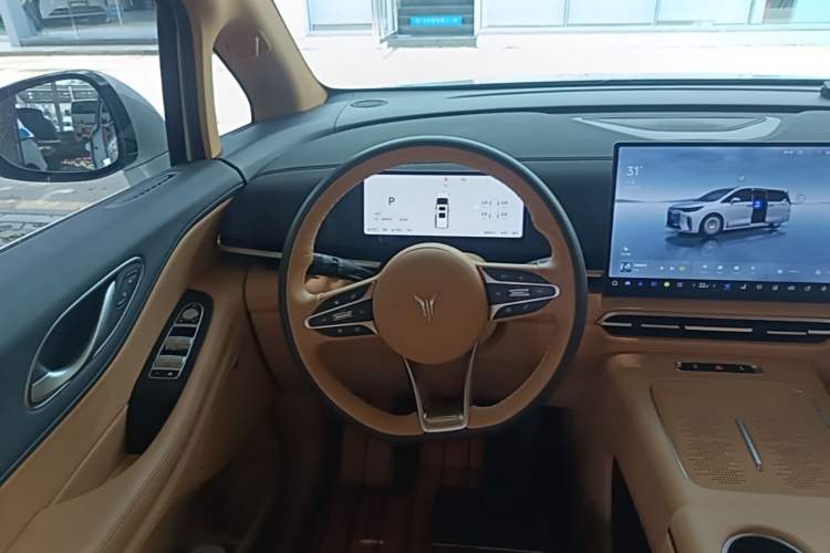 Used VOYAH Dream 2025 PHEV Four-Wheel Drive Excellence Kunpeng Edition Steering Wheel