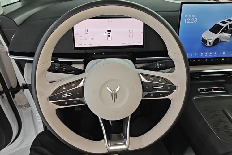 Used VOYAH Dream 2025 PHEV Four-Wheel Drive Prestige Kunpeng Edition Steering Wheel