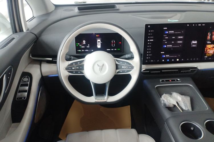 Used VOYAH Dream 2025 PHEV Four-Wheel Drive Prestige Kunpeng Edition Steering Wheel