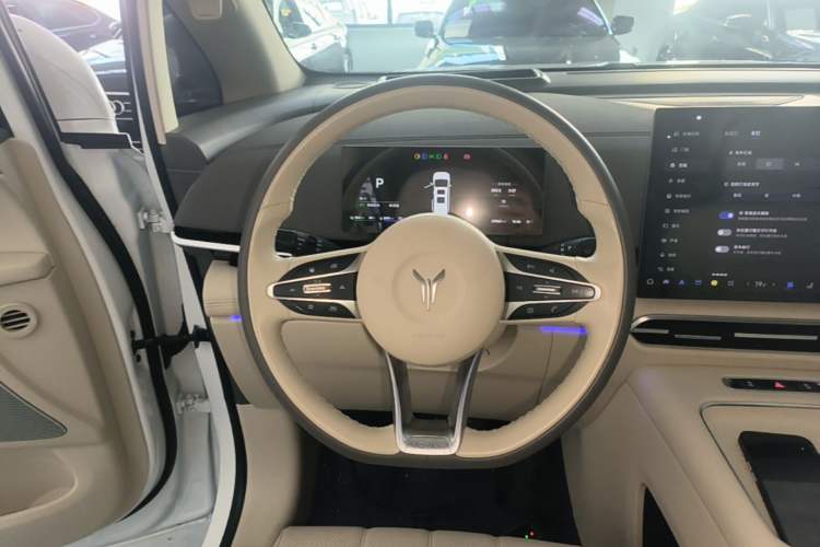 Used VOYAH Dream 2025 PHEV Four-Wheel Drive Prestige Kunpeng Edition Steering Wheel